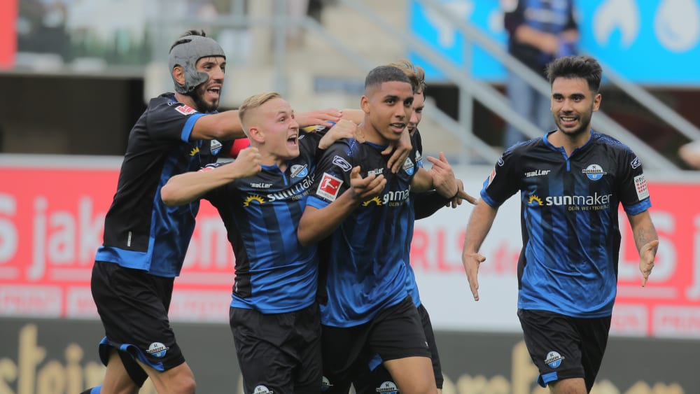 Die Paderborner bejubeln das 1:0 durch Abdelhamid Sabiri (Zweiter von rechts)