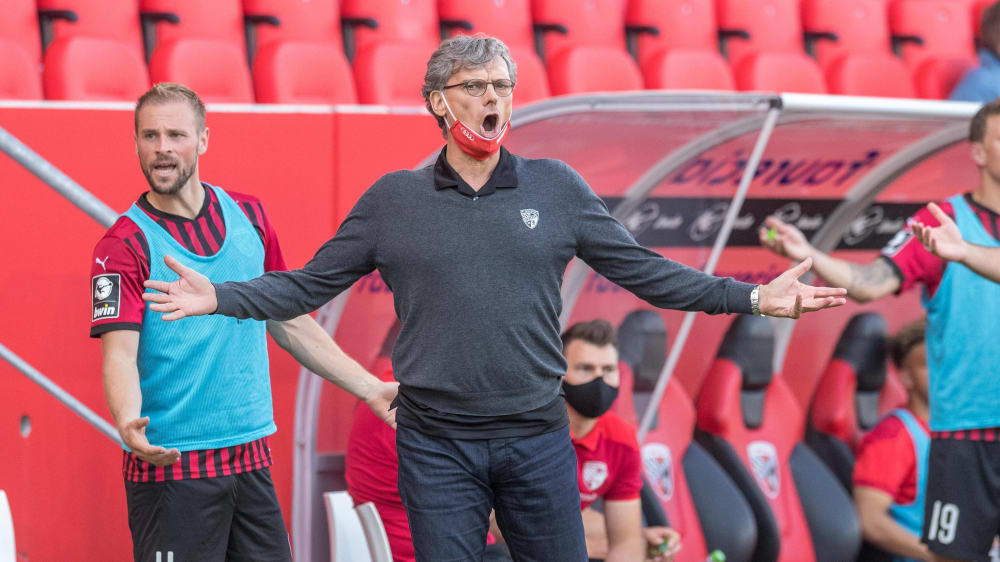 Ingolstadts Sportdirektor Michael Henke hat FCK-Coach Jeff Saibene in die Beine getreten. 