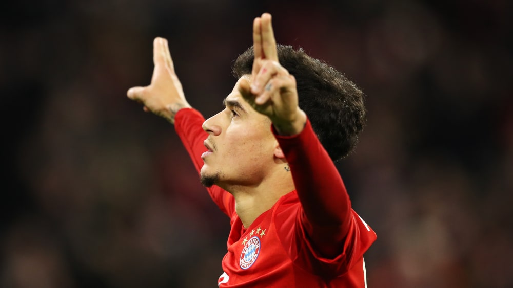 Coutinho jubelt und zwei vier Finger nach oben