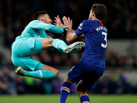 Mindestens ungelenk: Tottenham-Keeper Paulo Gazzaniga räumt in Sechzehner Marcos Alonso ab.
