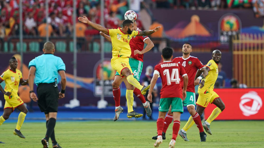 Cebio Soukou (Arminia Bielefeld, im Luftduell vorne) legte gegen Marokko erst einen gelbgeahndeten Ring ab und dann zum zwischenzeitlichen 1:0 f&#252;r Benin auf. 