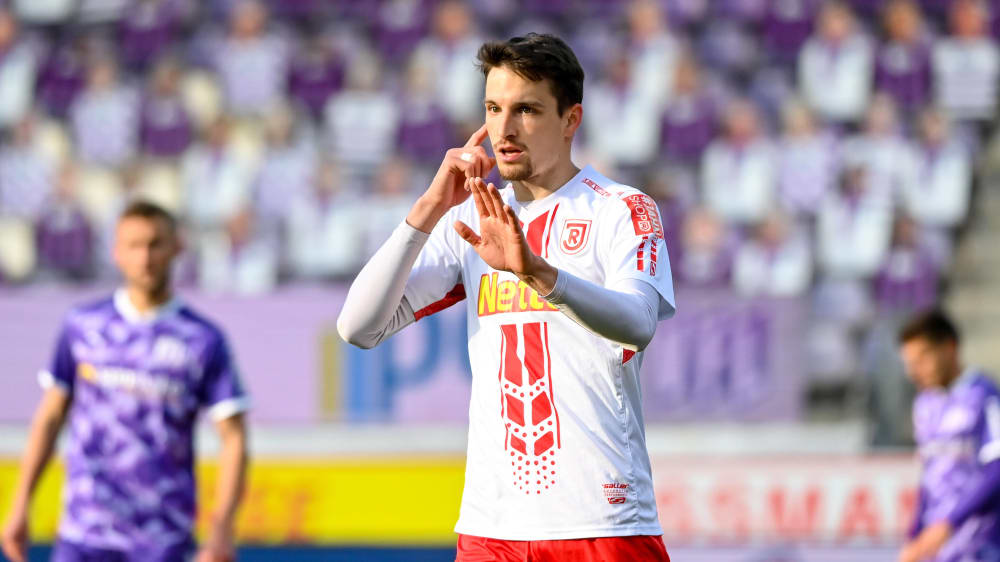 Der auslaufende Vertrag von Sebastian Stolze beim SSV Jahn Regensburg wird nicht verlängert. Der 26-Jährige wechselt zu Hannover 96.