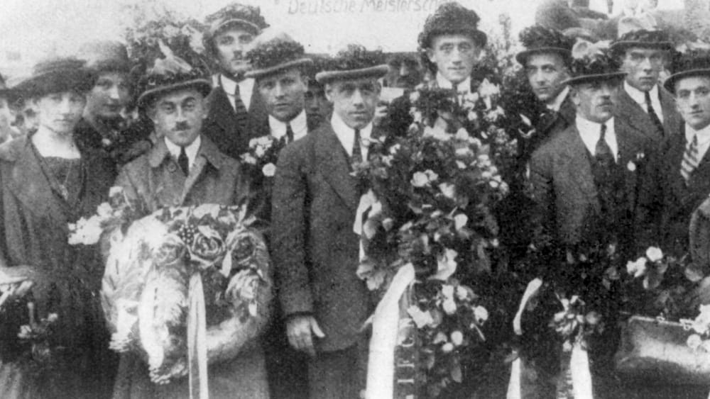 Die Meistermannschaft des 1. FC Nürnberg wird 1921 bei der Heimkehr gefeiert.
