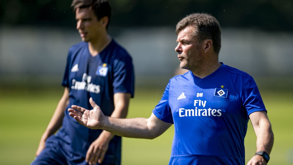 Saisonauftakt mit voller Energie: Der neue HSV-Coach Dieter Hecking.