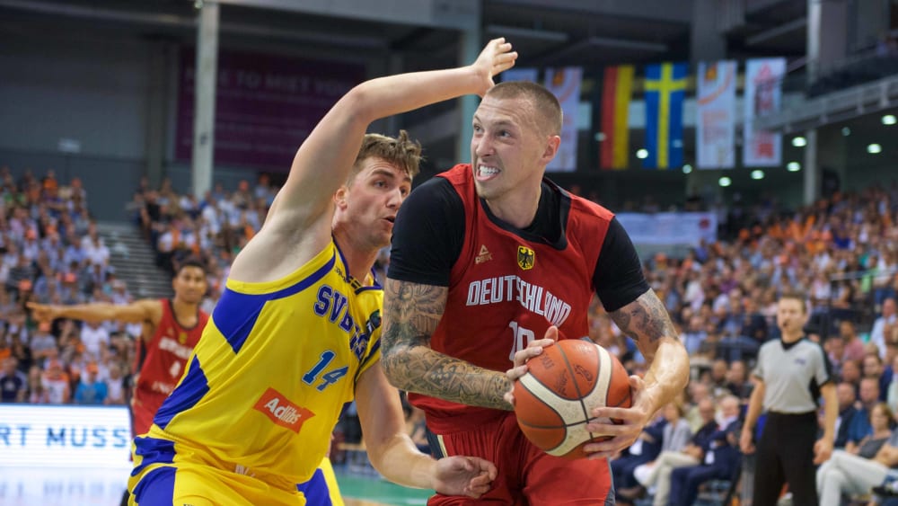 Daniel Theis gegen Alexander Lindqvist (li.)