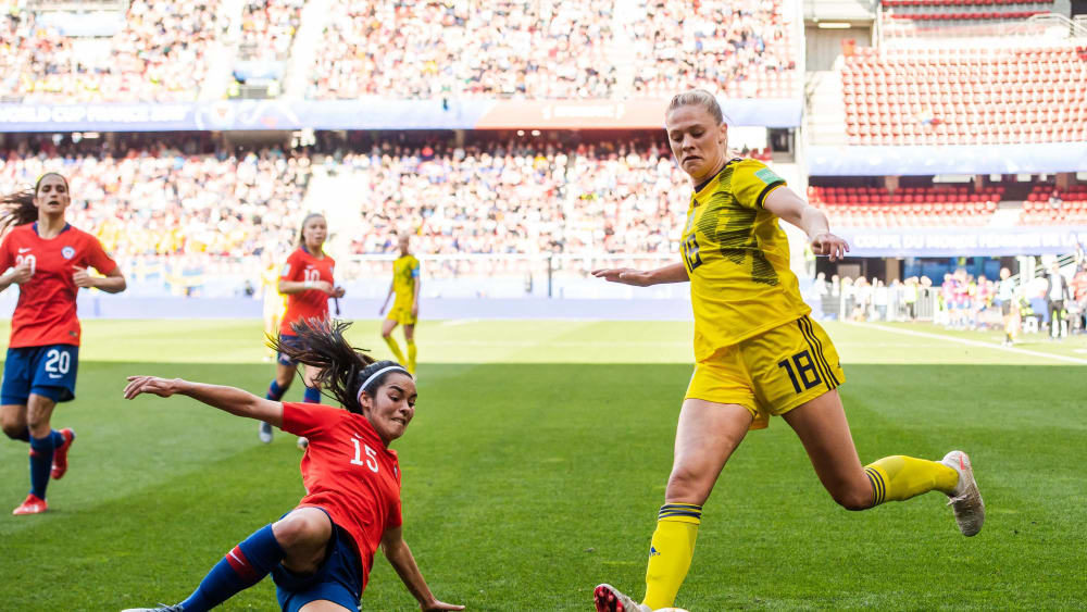 Warfen sich in jeden Ball: Su Helen Galaz von Chile, hier gegen Schwedens Fridolina Rolfö.