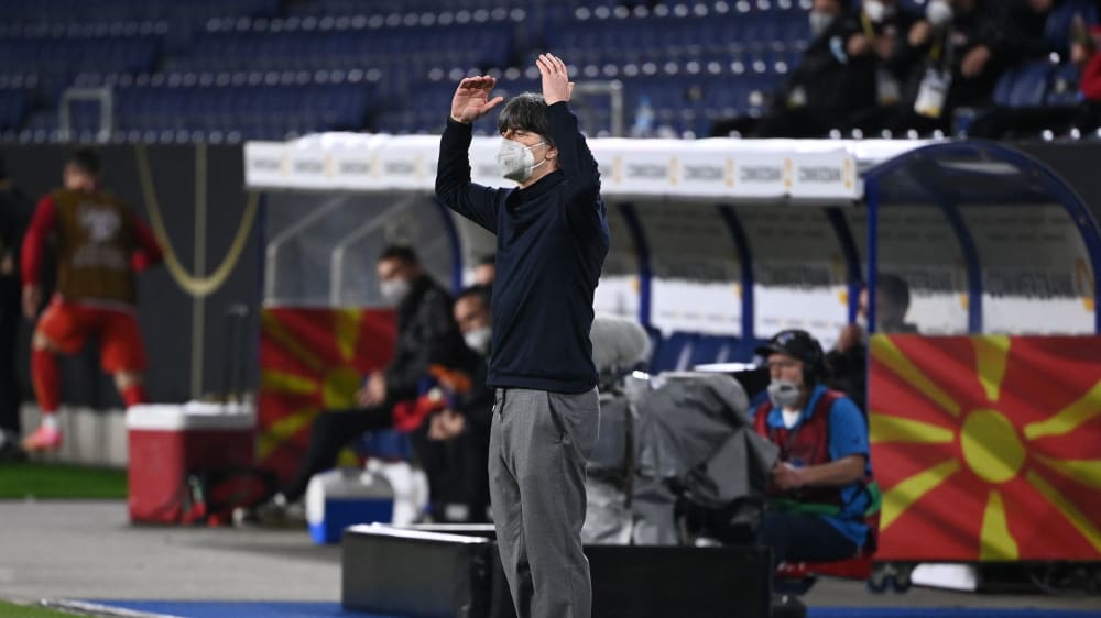 Konnte die Niederlage gegen Nordmazedonien kaum fassen: Bundestrainer Joachim L&#246;w. 