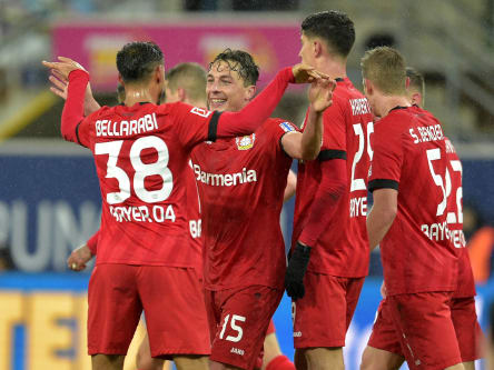 Spieler von Bayer Leverkusen freuen sich über den Sieg in Paderborn