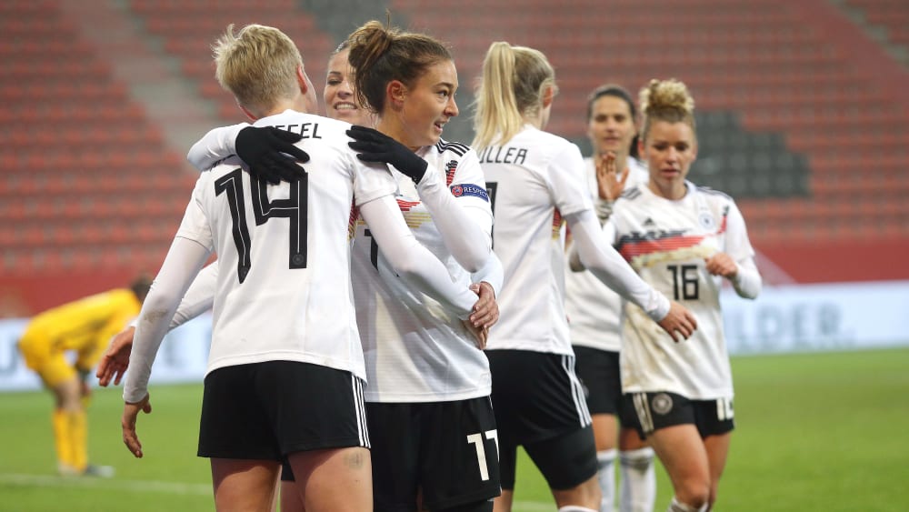 Die deutschen Frauen bejubeln Paulina Krumbiegels Treffer zum 6:0-Endstand gegen Griechenland.