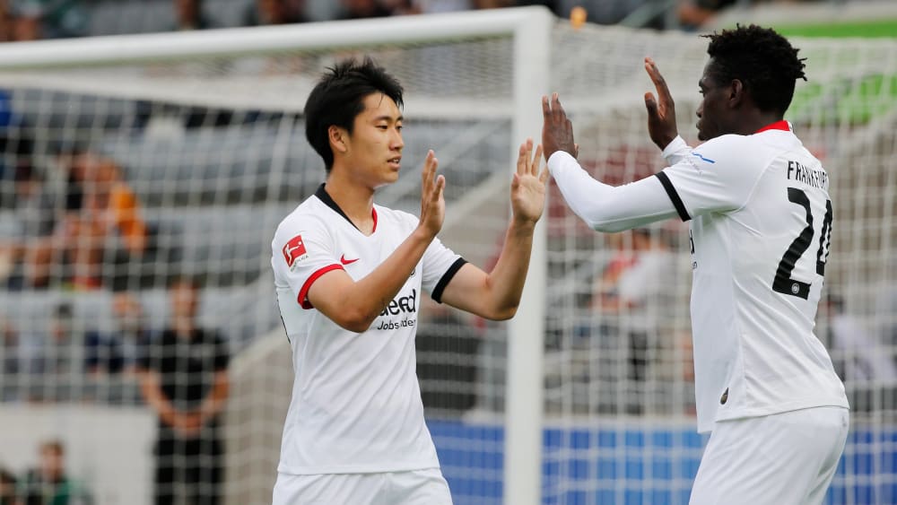 Brav: Der Torschütze zum 1:0, Daichi Kamada, bedankt sich bei Vorlagengeber Danny da Costa.