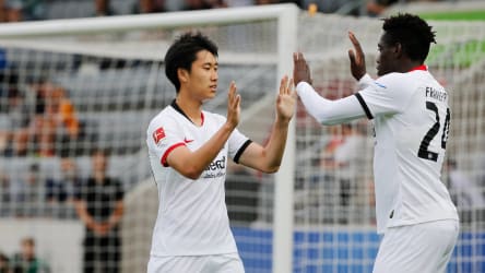 Brav: Der Torschütze zum 1:0, Daichi Kamada, bedankt sich bei Vorlagengeber Danny da Costa.