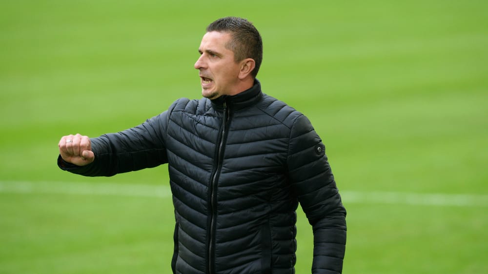 Regensburgs Chefcoach Mersad Selimbegovic plagen Personalprobleme. 
