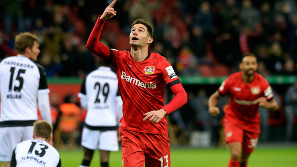 Blick zum Himmel: Lucas Alario nach seinem Tor zum 1:0.