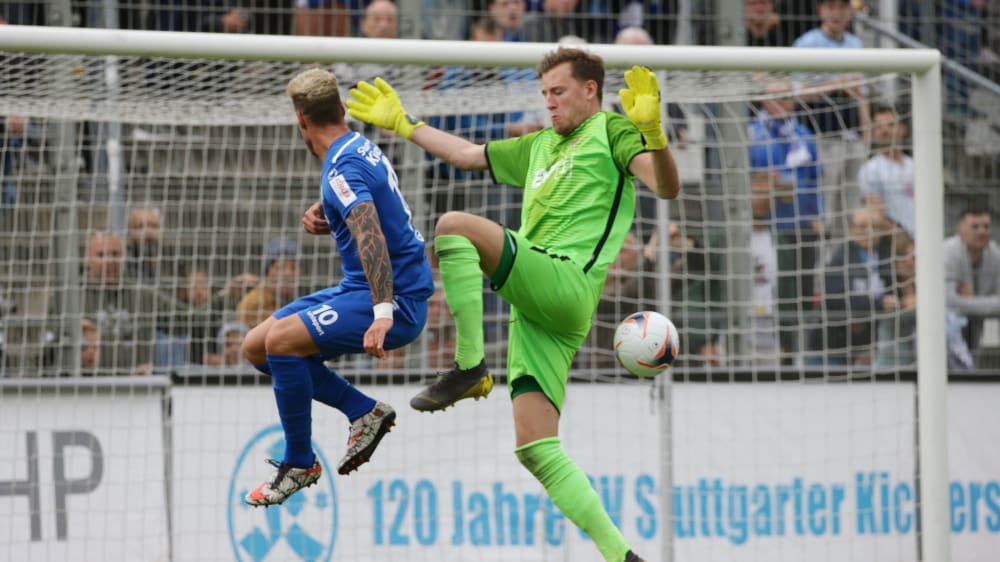 Ein mutiger Torwart für den 1. CfR Pforzheim: Kevin Rombach (hellgrünes Trikot), der vom 1. Göppinger SV kommt.