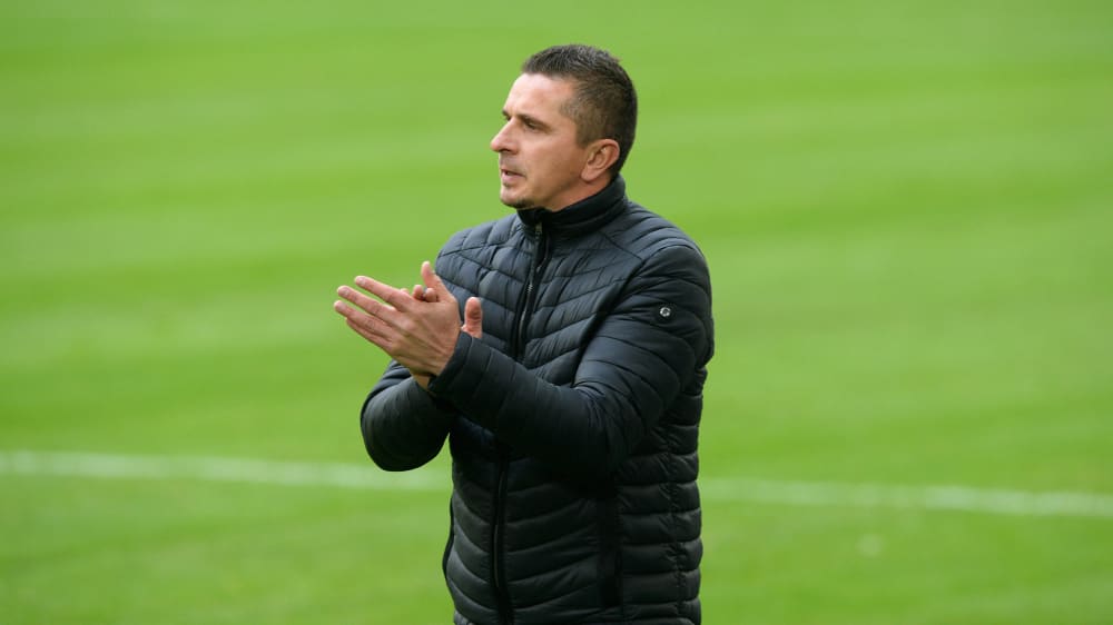 Jahn-Chefcoach Mersad Selimbegovic applaudiert seinem Team.