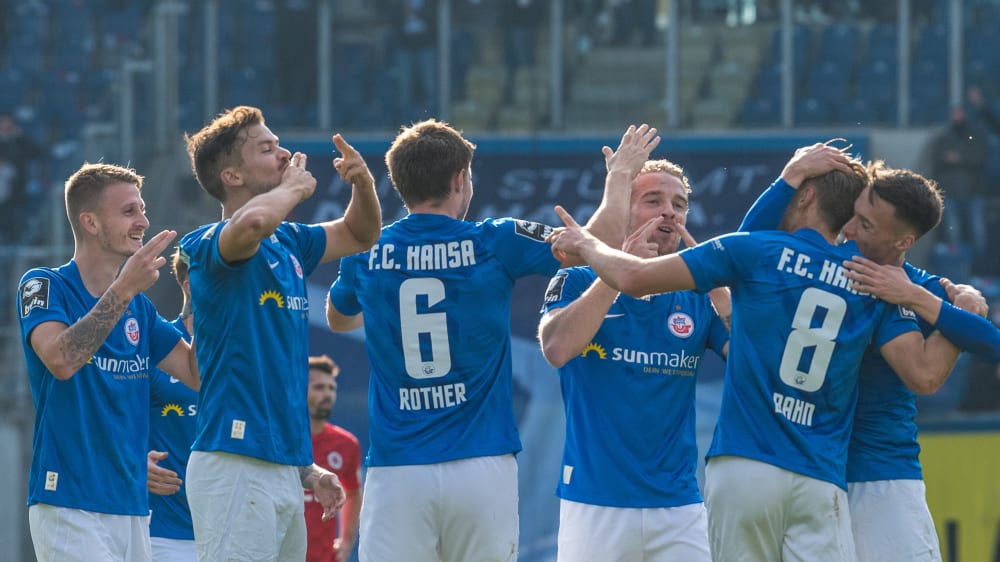 Jubel bei Hansa Rostock: Die Ostseestädter fertigten Köln mit 5:1 ab.