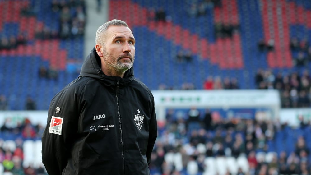 Ihm sind die Hände gebunden: Stuttgarts angezählter Trainer Tim Walter konnte mit seinem Fußball in Hannover nur bedingt überzeugen.
