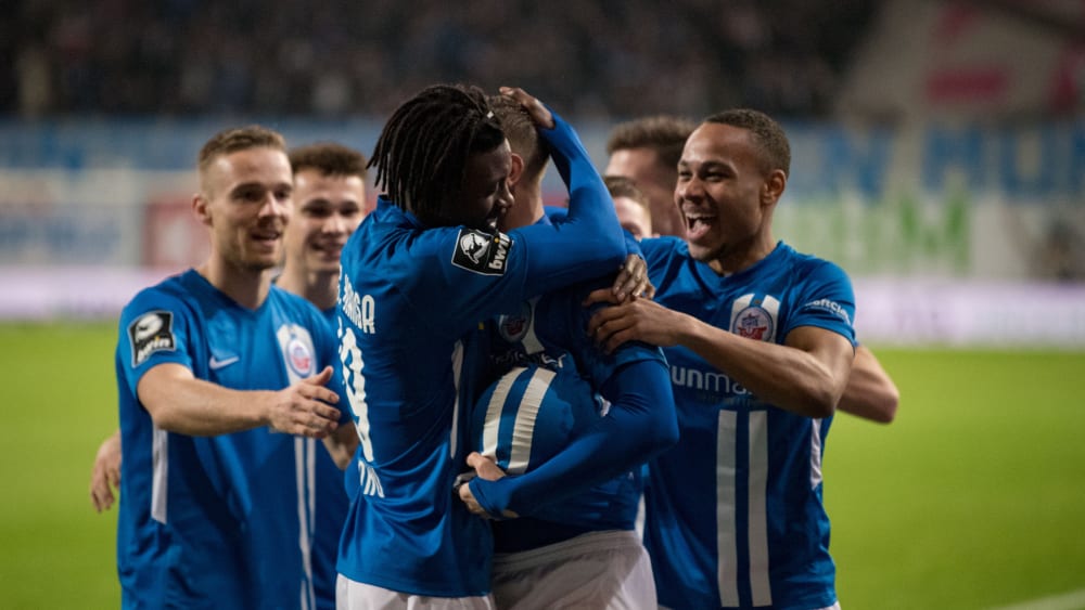 Rostocker Führungstreffer: Aaron Opoku (vorne li.) umarmt Torschütze John Verhoek.