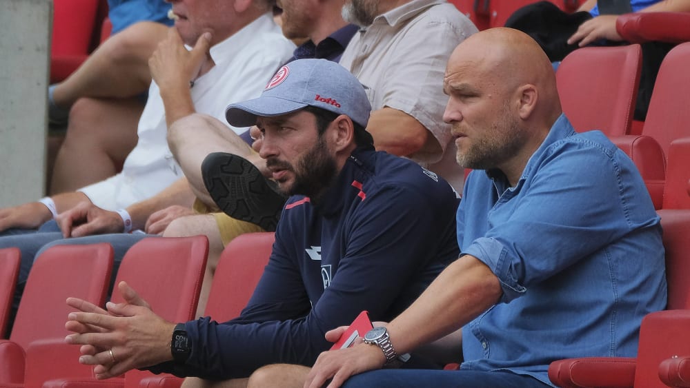 Trainer Sandro Schwarz und Sportvorstand Rouven Schröder (re.)