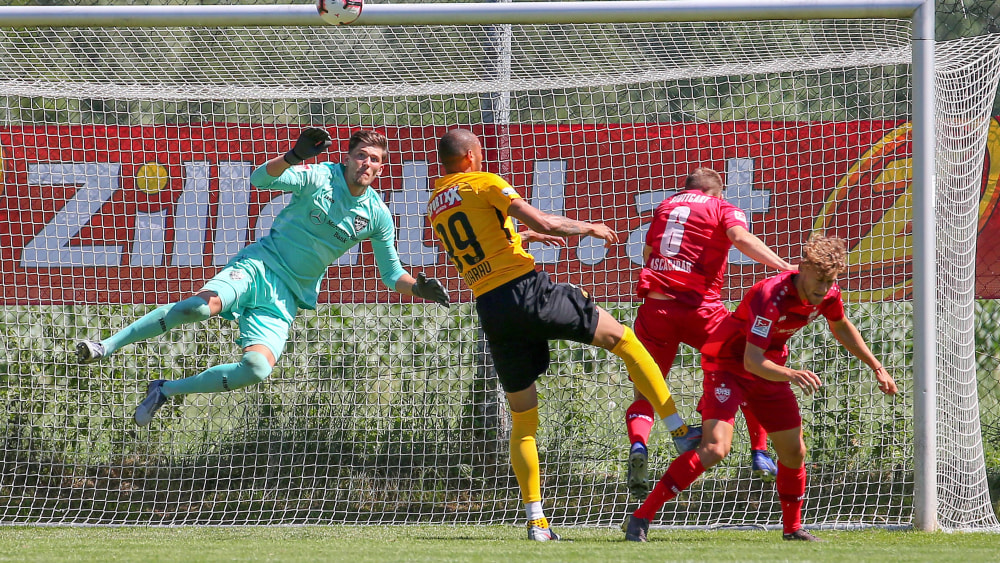 Gregor Kobel (li.), Guillaume Hoarau (Mi.)