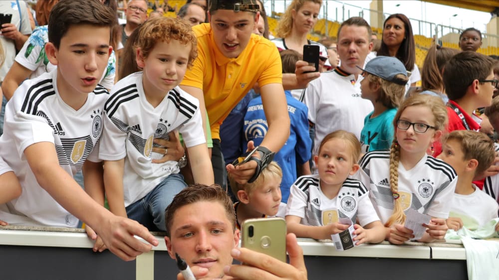 View Julian Brandt Autogramm Pictures