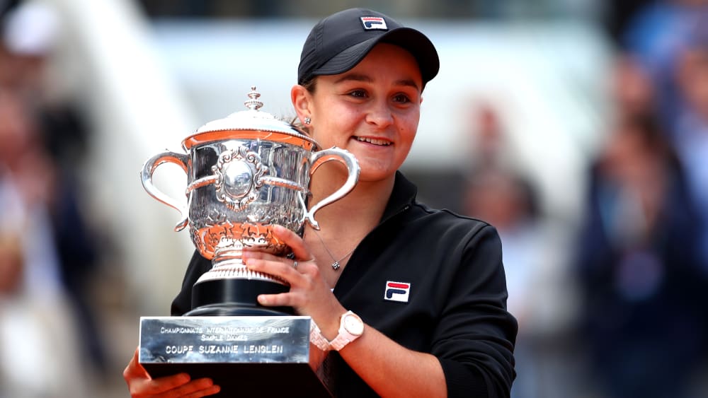 Stolze Siegerin: Ashleigh Barty mit ihrer neu erworbenen Trophäe.