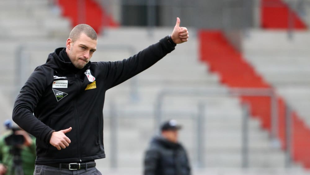 Daumen nach oben: Robin Kr&#252;ger unterschrieb als neuer Cheftrainer beim FC Rot-Wei&#223; Erfurt.