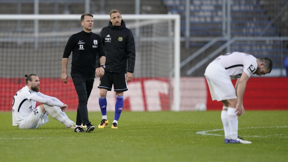 Geschlagen: Meppens Coach Rico Schmitt (Zweiter von links) versucht seine Spieler nach der Niederlage in Saarbrücken zu trösten.