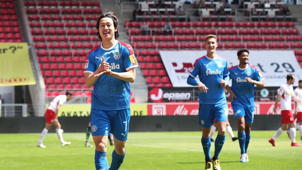 Das erste Tor nach der Corona-Pause: Jae-Sung Lee trifft für Holstein Kiel zum 1:0.