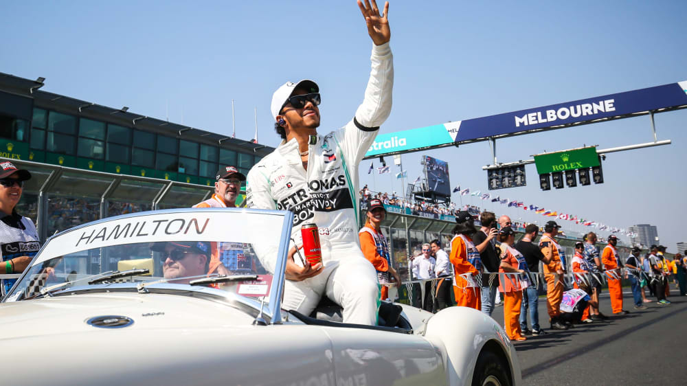 Lewis Hamilton gr&#252;&#223;t als amtierender Champion und f&#252;nfmaliger Champion bei der Fahrerparade in Australien. 