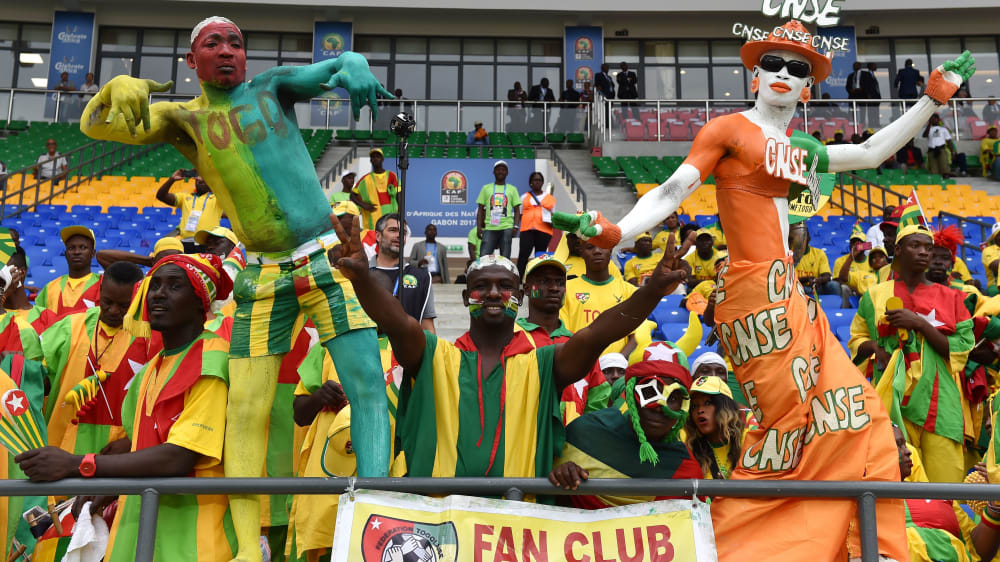 Kreativ, farbenpr&#228;chtig und lautstark: Fans beim Afrika-Cup.