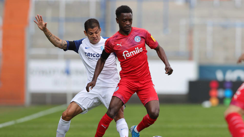 Kiels David Atanga behauptet den Ball.