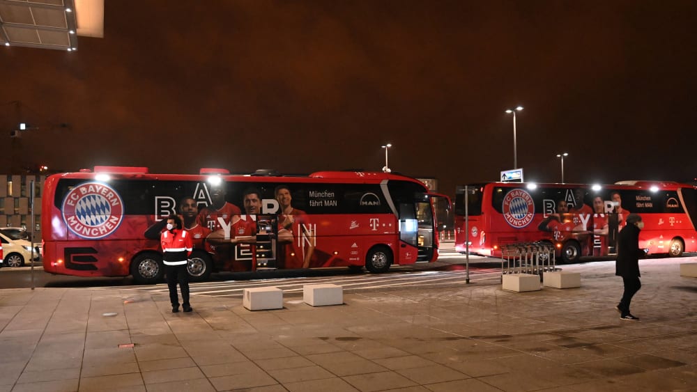Der FC Bayern musste sich am Flughafen BER gedulden.