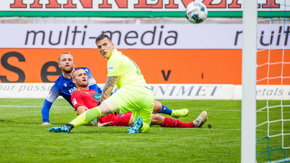 Das 1:0 für den KSC: Philipp Hofmann gibt Timo Beermann und Keeper Kevin Müller das Nachsehen.