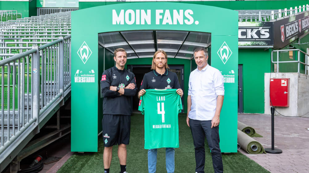 Trainer Florian Kohfeldt, Neuzugang Michael Lang und Geschäftsführer Frank Baumann im Weserstadion.