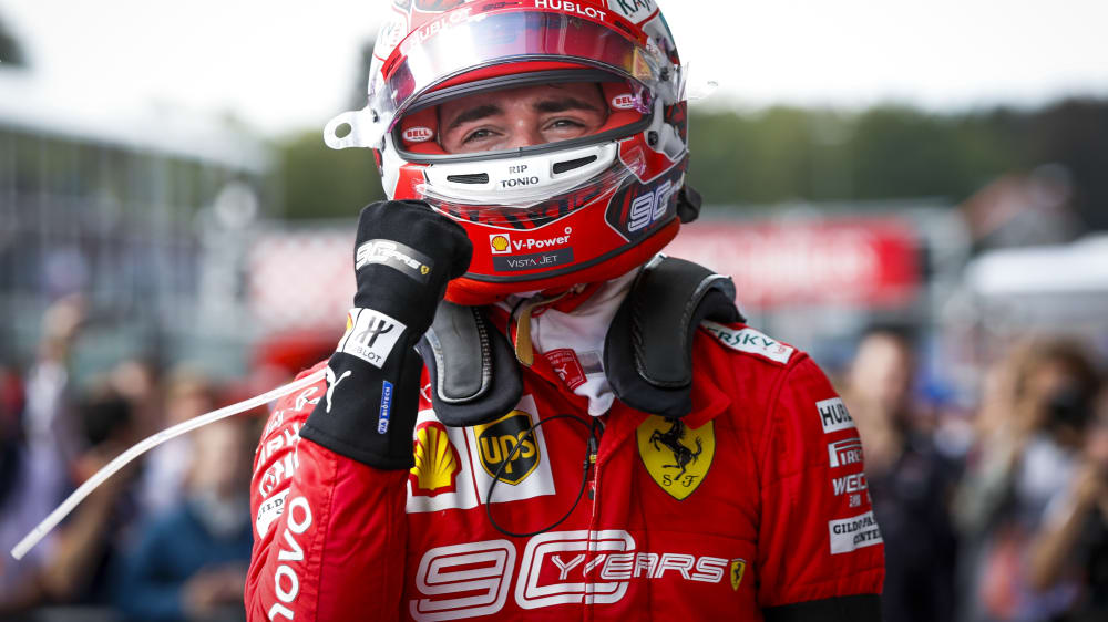 Aber nicht etwa hinter dem Heppenheimer, sondern hinter Ferrari-Pilot Charles Leclerc, der seinen ersten GP-Sieg genie&#223;t. 