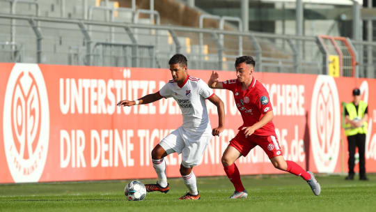 Know-how im Nachwuchs: Wie hier bei einem Testspiel im Juli 2019 bestehen zwischen den Eisbachtaler Sportfreunden (weiß) und Mainz 05 Verbindungen.