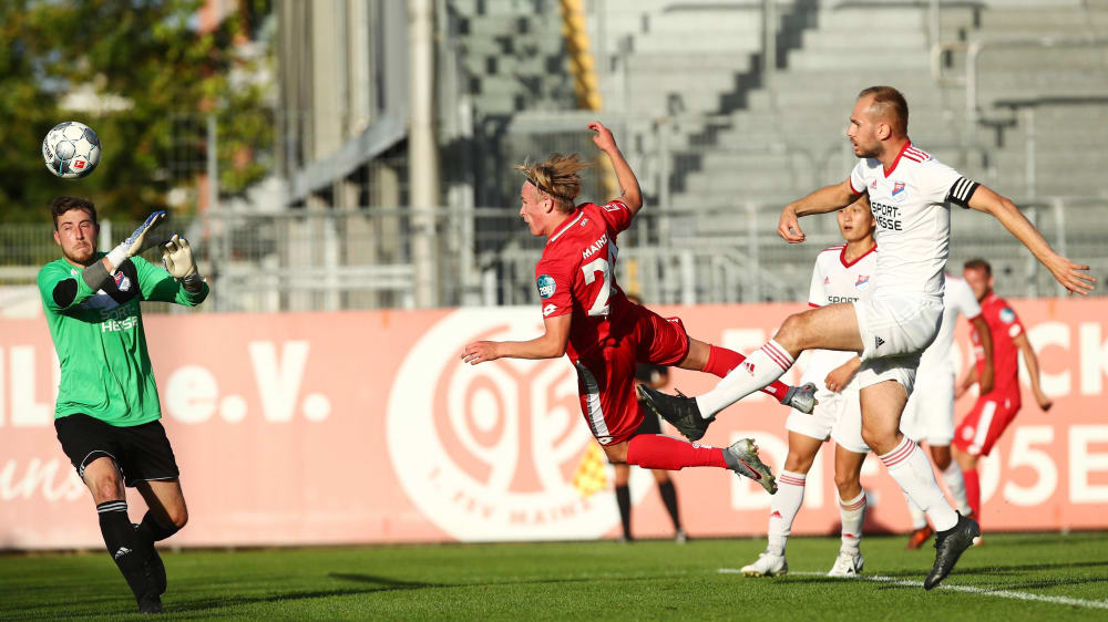 Jonathan Burkardt (M.) traf gegen die Sportfreunde dreimal, dabei kurz vor der Pause auch per Kopf.