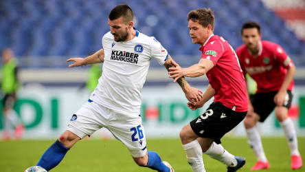 Hannovers Dominik Kaiser (rechts) kämpft mit Karlsruhes Jerome Gondorf um den Ball