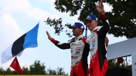 Ott Tänak (re.) und sein Beifahrer Jarveoja Martin jubeln über ihren Sieg bei der Rallye Deutschland.