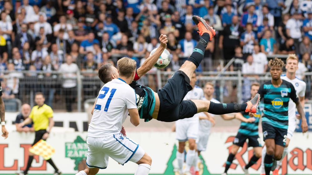 Flugshow: Vedad Ibisevic trifft per Fallrückzieher in die Maschen.