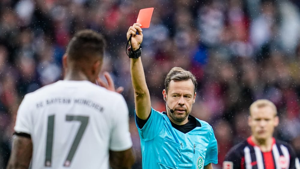 Jerome Boateng sieht in Frankfurt Rot