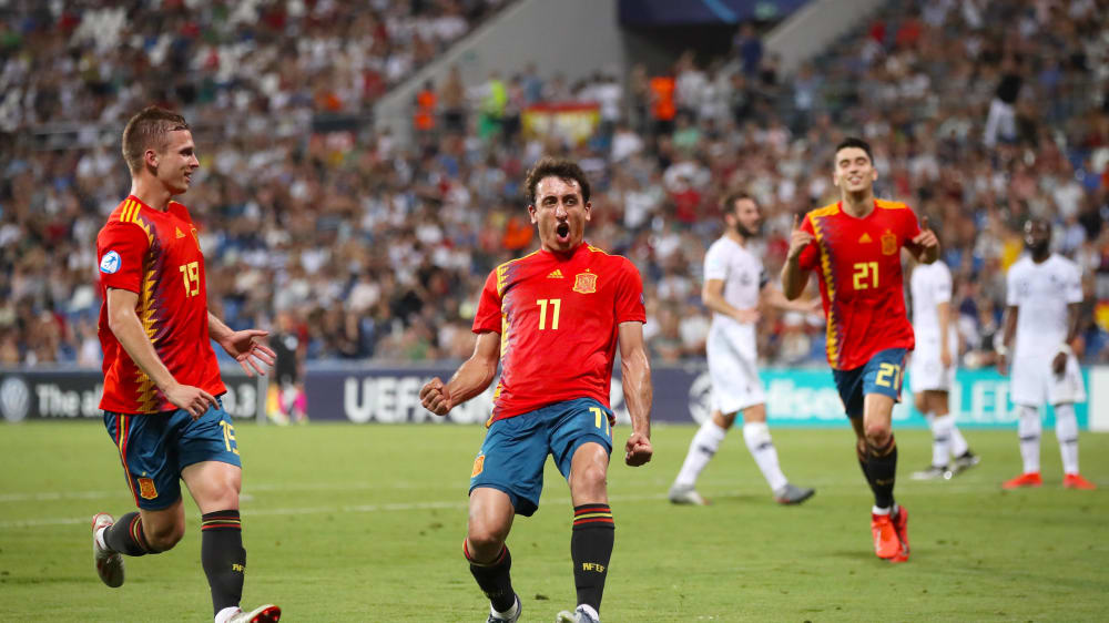 Blickrichtung Finale: Mikel Oyarzabal (Mi.) nach seinem Tor zum 2:1 für Spanien.