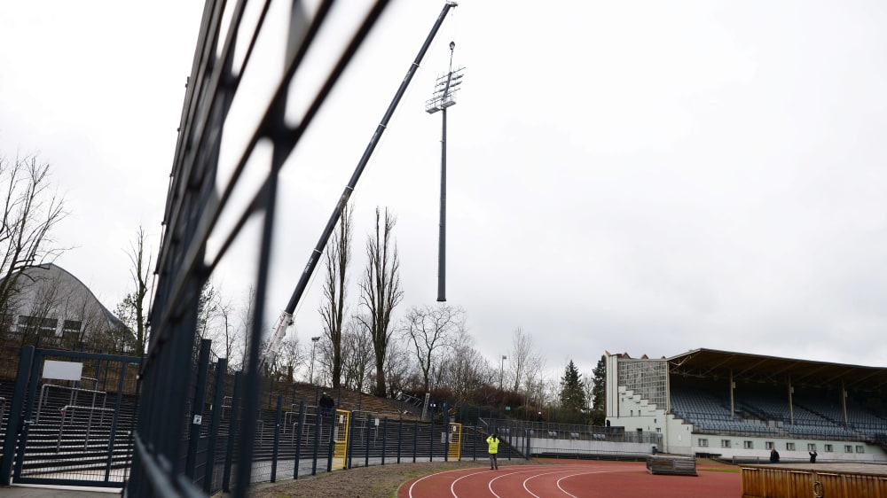 Schwebende Masten: Das Berliner Poststadion hat wieder eine Flutlichtanlage - doch um den Zeitpunkt der Fertigstellung gibt es nun Ärger.