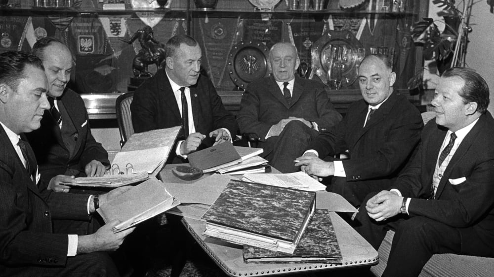 Die DFB-Kommission tagt Anfang Januar 1963 &#252;ber die Einf&#252;hrung der Bundesliga: Franz Kremer (Mi.), rechts davon   der Ausschuss-Vorsitzende Ludwig Franz, Walter Baresel und Hermann Neuberger.