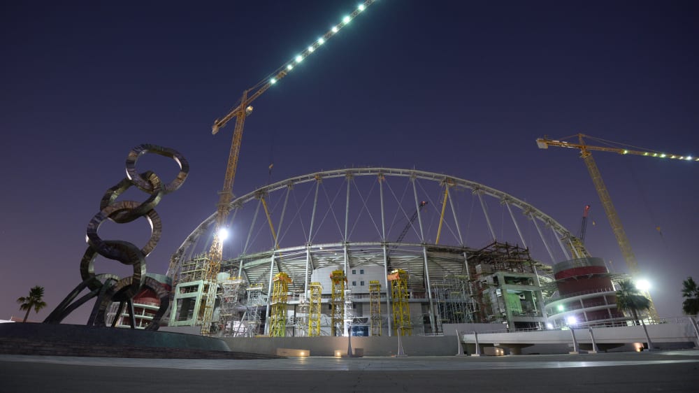 Eines der umstrittenen WM-Stadien in Katar: das Khalifa International Stadium, mitten im Bau 2016.&#13;