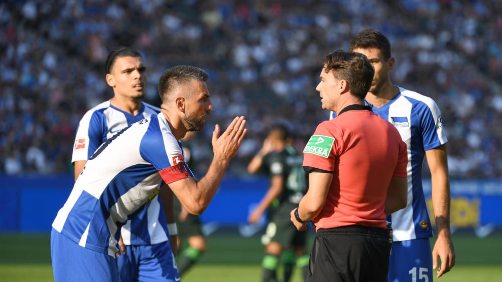 Kann es kaum glauben: Herthas Kapitän Vedad Ibisevic beschwert sich beim Unparteiischen Guido Winkmann über den Elfmeterpfiff zum 1:0.