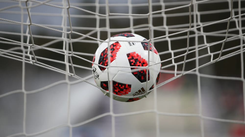 Der Ball der 3. Liga auf dem Tordach