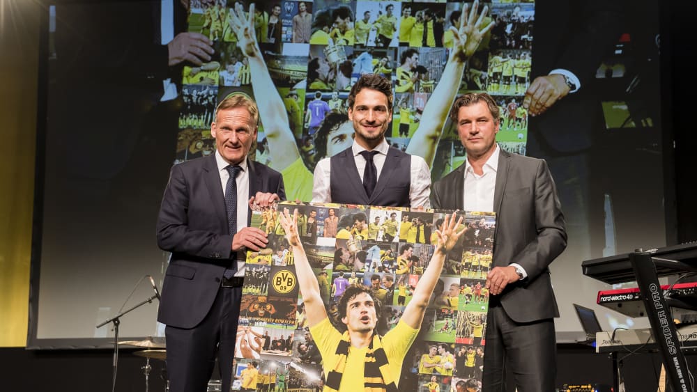 Mats Hummels 2016 mit Hans-Joachim Watzke und Michael Zorc