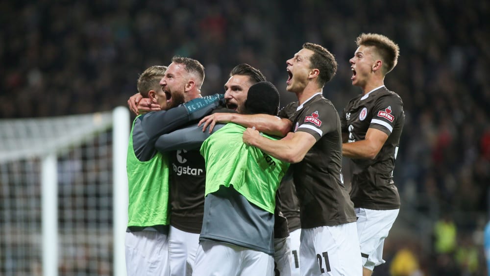 St. Pauli jubelt: Der Kiezklub hat das Hamburger Stadtderby am Montagabend für sich entschieden.